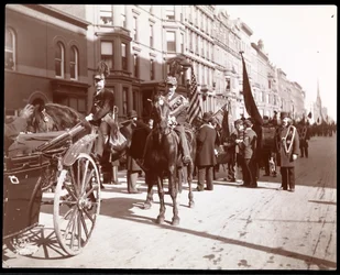 Vista del Desfile del Día de San Patricio alineado en la Calle 57 al este de la Quinta Avenida, Nueva York, 1896